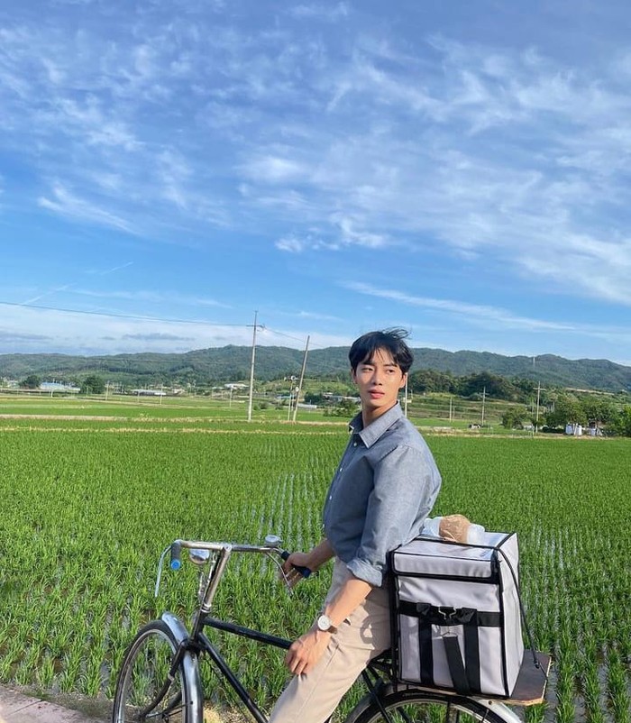 Di drama Once Upon a Small Town (2022), Han Ji Yul (Choo Young Woo) adalah dokter hewan yang bekerja di Seoul. Ia terpaksa harus pindah ke desa demi menjalankan klinik hewan yang fokus pada ternak atas permintaan kakeknya./ Foto: instagram.com/cu.young