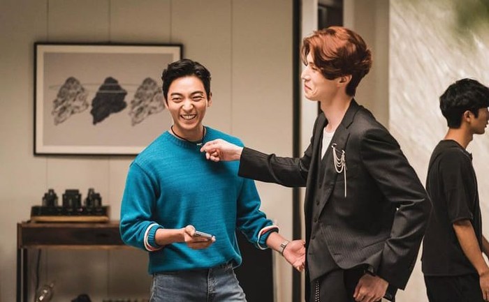 Goo Shin Joo (Hwang Hee) adalah dokter hewan yang dapat berinteraksi dengan hewan berkat kekuatan dari sebuah kalung ajaib di drama Tale of the Nine Tailed (2020)./ Foto: instagram.com/hwanghee1018