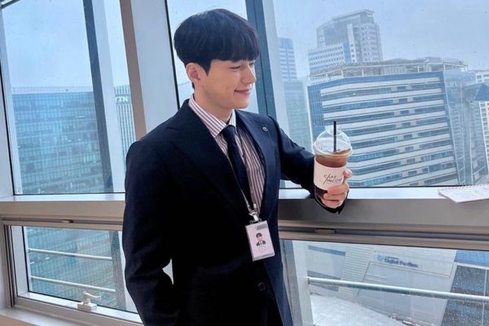 Ia debut sebagai vokalis boy group 'Infinite' pada tahun 2010, setelah salah satu staff Woolim Entertainment tidak sengaja berpapasan dengannya di jalan./ foto: instagram.com/kim_msl