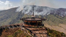 FOTO: Penampakan Asap Kebakaran Gunung Bromo