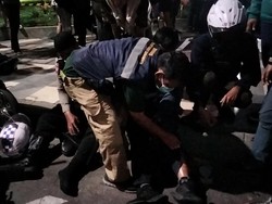 Pemotor Diduga Mabuk di Surabaya Tabrak Polisi dan Wartawan