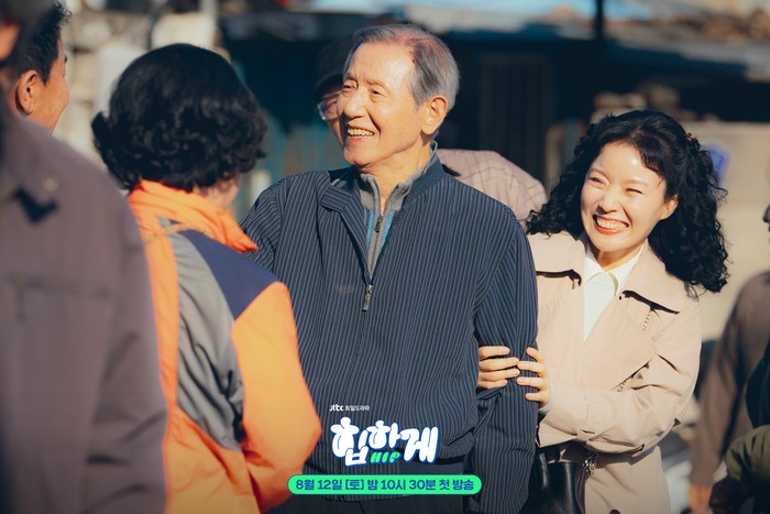 Masih dari drama Behind Your Touch (2023), kakek Bong Ye Bun (Yang Jae Seong) merupakan seorang dokter hewan juga. Ia mewariskan kliniknya kepada Bong Ye Bun./ Foto: instagram.com/jtbcdrama