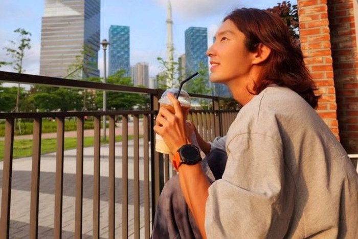 Menurut Lee Joon Gi, dengan pola makan dan olahraga yang ia terapkan, tubuhnya terasa jauh lebih ringan dan lebih mudah ketika melakukan adegan aksi ketika berakting./ foto: instagram.com/actor_jg