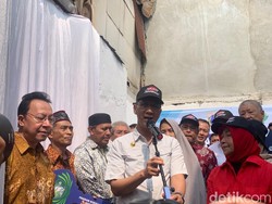 Heru Budi Serahkan 7 Kunci Rumah Layak Huni di Menteng Usai Direnovasi