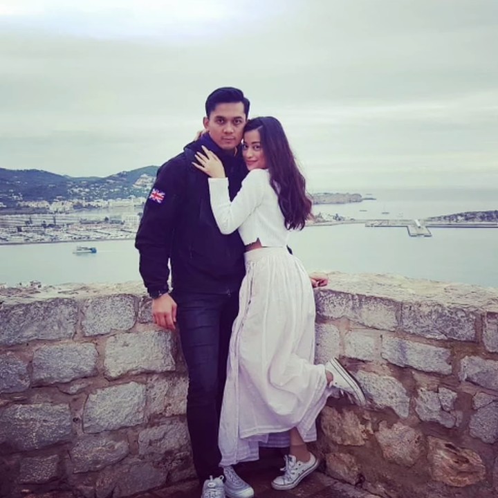 <p>Angie pun menetap di London, Inggris, bersama sang suami sesaat setelah menikah. Meski begitu, Angie mengaku sempat bolak-balik ke Indonesia karena rindu dan ingin anak-anaknya mengenal budaya Indonesia. (Foto: Instagram: @angie_virgin)</p>