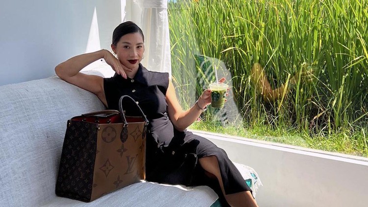 Potret Cantik Jennifer Bachdim Potret Cantik Jennifer Bachdim