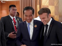 Dirangkul Macron, Jokowi: You Are The Most Popular After G20 Summit Bali