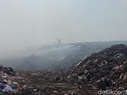Petugas Masih Berjibaku Padamkan Api di TPA Kopi Luhur Cirebon