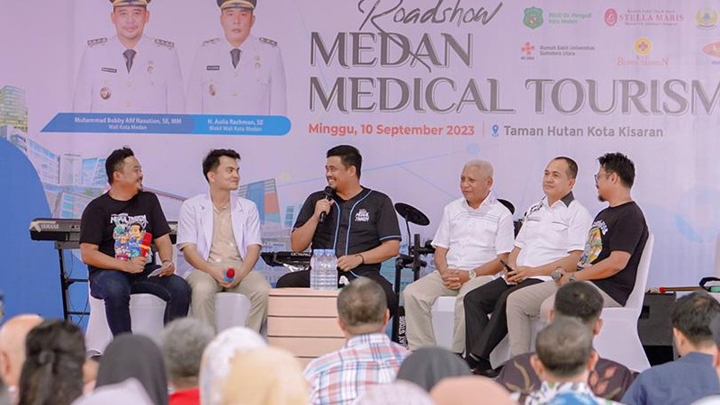 Wali Kota Bobby Nasution membawa sejumlah pejabat di daerahnya menuju Kota Kisaran di Kabupaten Asahan Minggu (10/9).