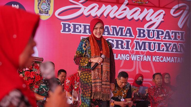 Bupati Klaten, Sri Mulyani mengajak jajarannya untuk membeli produk usaha mikro, kecil, dan menengah (UMKM) di Desa Belang Wetan, Klaten Utara.