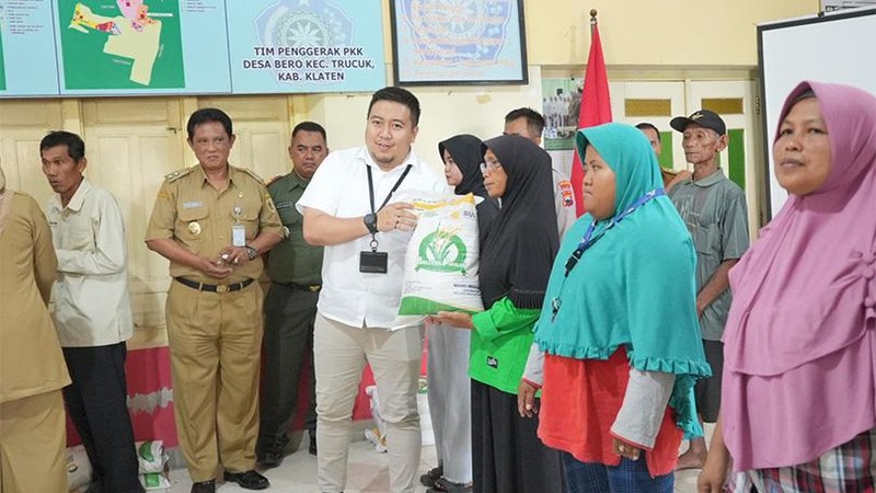 Pemerintah Kabupaten (Pemkab) Klaten menyalurkan bantuan pangan Cadangan Beras Pemerintah (CBP) di Desa Bero, Kecamatan Trucuk, Senin (11/9).