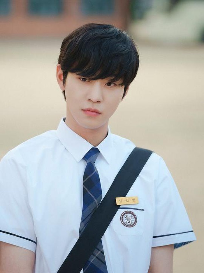 Last but not least, Ahn Hyo Seop tampak awet muda saat berperan sebagai murid SMA bernama Nam Si Heon di A Time Called You (2023). Nantikan project-project lainnya dari Ahn Hyo Seop ya, Beauties!/ Foto: instagram.com/netflixkr