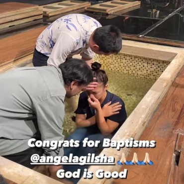 Sempat Ngaku Agnostik Tak Percaya Agama, 7 Momen Sakral Angela Gilsha Dibaptis