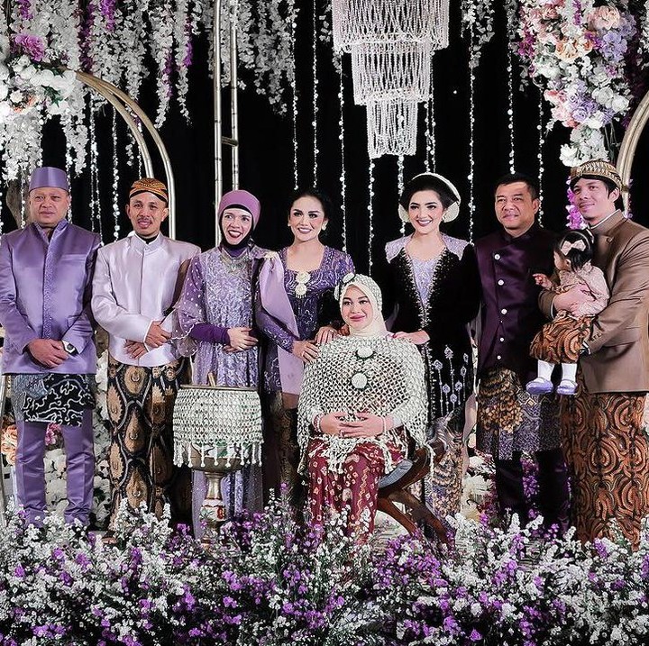 <p>Acara Mitoni ini dihadiri oleh keluarga besar Aurel dan Atta, Bunda. Orang tua Atta beserta orang tua kandung dan sambung Aurel turut hadir dan kompak mengenakan baju berwarna ungu. Sementara Aurel, Atta, dan putrinya Ameena mengenakan pakaian adat Jawa serba cokelat. (Foto: Instagram @krisdayantilemos/ @aurelie.hermansyah)</p>