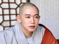Pria ini Dijuluki Biksu Tertampan di Korea, Tiket Masuk Kuilnya Jadi Rebutan