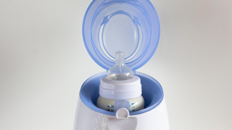 Thawing breast milk in bottle warmer