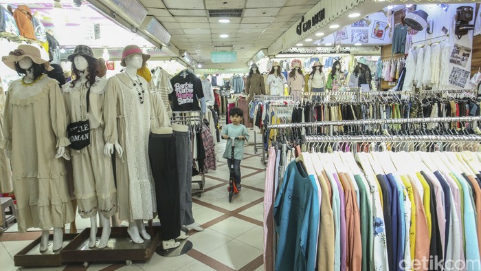 Pasar Tanah Abang sebagai pusat grosir terbesar di Asia Tenggara kini terus meredup. Kios hingga pengunjung pun mulai sepi.