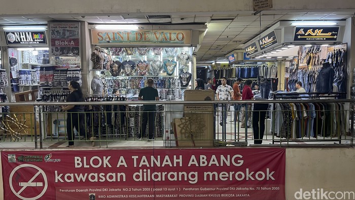 Pasar Tanah Abang sebagai pusat grosir terbesar di Asia Tenggara kini terus meredup. Kios hingga pengunjung pun mulai sepi.