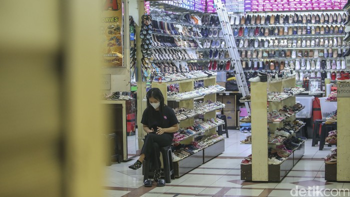 Pasar Tanah Abang sebagai pusat grosir terbesar di Asia Tenggara kini terus meredup. Kios hingga pengunjung pun mulai sepi.