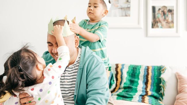 7 Peran Ayah dalam Pengasuhan Anak, Termasuk Bantu Kecerdasan Anak