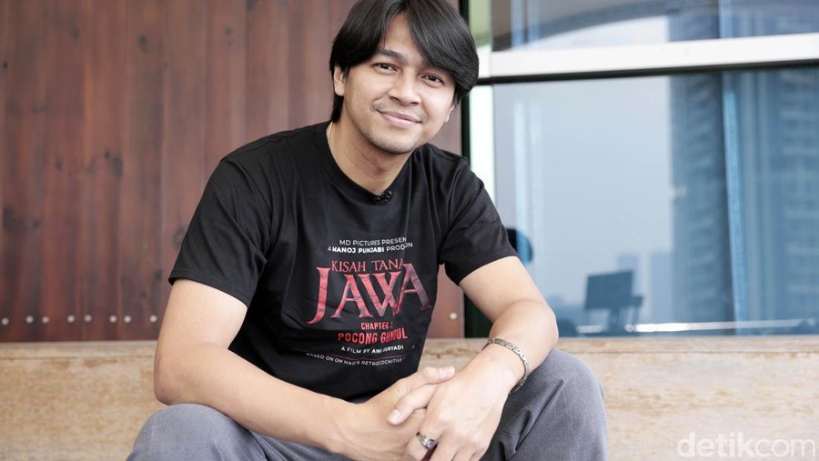 Deva Mahenra, cast Kisah Tanah Jawa saat berkunjung ke kantor detikcom