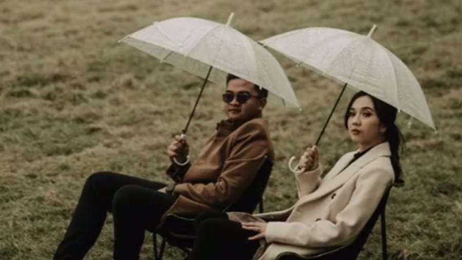 Diduga Pasangan Prewedding Pakai Flare di Bromo, Wanita Ini Beri Klarifikasi Diduga Pasangan Prewedding Pakai Flare di Bromo, Wanita Ini Beri Klarifikasi