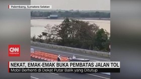 VIDEO: Nekat, Emak-Emak Buka Pembatas Jalan Tol