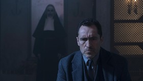 Sutradara Sempat Ingin Pastor Burke Jadi Zombi di The Nun 2
