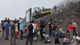 FOTO: Wajah Gunung Fuji Jepang Kewalahan Hadapi Lonjakan Pengunjung