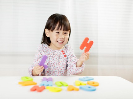 Ketahui Batas Usia Perkembangan Normal Anak Bisa Mengucapkan Huruf