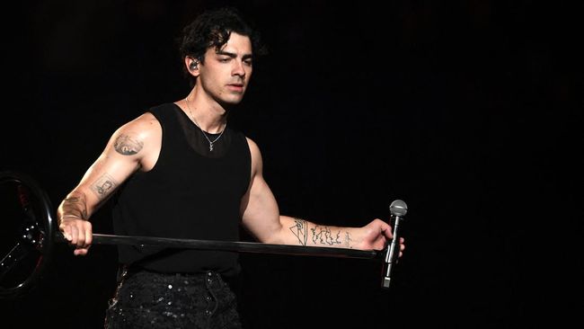Joe Jonas hapus nama P Diddy dari lirik Cake By the Ocean. Hal itu ia lakukan menyusul Kesha yang lebih dulu ubah lirik lagu Tik Tok.