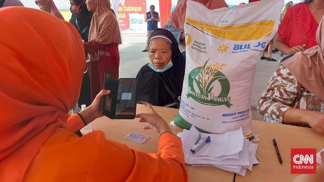Mendag Zulhas menyebut program bansos beras 10 kg per bulan bagi 21 juta keluarga penerima manfaat (KPM) dilanjutkan hingga tahun depan.