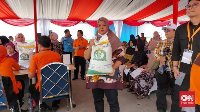 Jokowi membuka peluang bantuan 10 kg beras ke 22 juta keluarga penerima manfaat dilanjutkan terus setelah Juni 2024. Namun ia akan melihat kemapuan APBN.