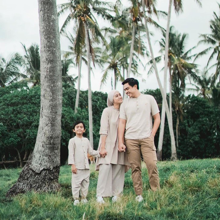 <p>Ayudia bing Slamet pindah ke Bali pada 2021 bersama suaminya, Ditto. Pulau Dewata menjadi tempat yang menyenangkan untuk tumbuh kembang anak laki-laki mereka, Dia Sekala Bumi. Sejak pindah ke Bali, mereka kerap melakukan<em> quality time</em> dengan pergi berwisata ke alam terbuka. (Foto: Instagram @ayudiac)</p>