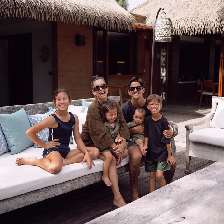 <p>Kerap menjalani LDR bersama sang suami, Jennifer Bachdim saat ini menetap di Bali. Rumah tersebut menjadi tempat berkumpulnya Jennifer dan Irfan Bachdim bersama keempat anak mereka&nbsp;yaitu Kiyomi, Kenji, Kiyoji, dan Kiro. (Foto: Instagram @jenniferbachdim)</p>