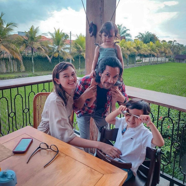 <p>Kimberly Ryder mengawali hidup baru bersama sang suami, Edward Akbar serta anak-anak mereka usai pindah dari Jakarta ke Bali. Pasangan ini tinggal di rumah berukuran luas dengan halaman berisi pepohonan hijau yang asri. (Foto: Instagram @kimbrlyryder)</p>