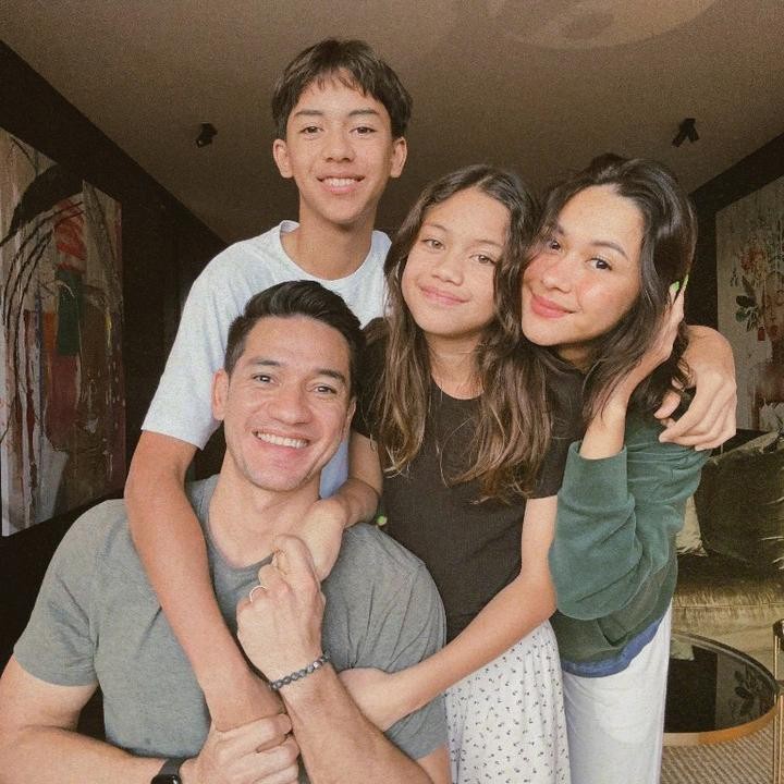 <p>Nana Mirdad dan Andrew White sudah lama menetap di Bali, bahkan sejak keduanya kerap melakukan LDR. Saat ini mereka hidup bahagia bersama kedua anaknya, Jason dan Sarah. "Akhirnya ya kita sampai pada satu titik di mana kita banting setir, kita tinggalkan segalanya. Prioritas kita sekarang sebagai keluarga bareng-bareng," ujar Andrew, dikutip dari tayangan <em>Rumpi</em> di kanal YouTube<em> TRANS TV Official.</em> (Foto: Instagram @nanamirdad_)</p>