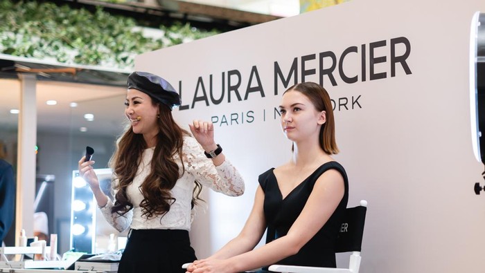 Belajar 4 Langkah Teknik Flawless Face ala Laura Mercier yang Kini Hadir di Indonesia