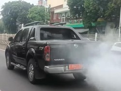 Mobil Pelat Merah yang Viral Ngebul di Jakarta Telat Bayar Pajak?