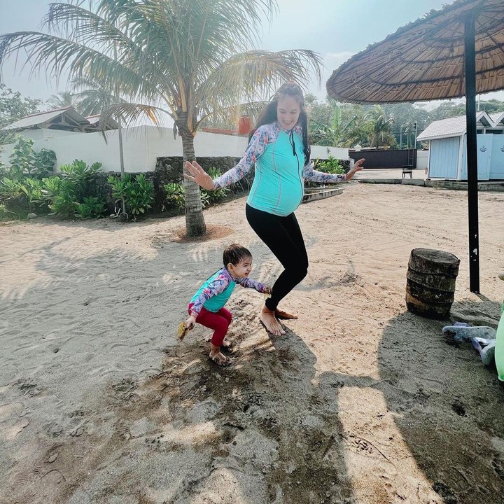 <p>Nadine dan Djiwa tampak sangat senang menghabiskan waktu berdua di sebuah pantai. Tak hanya berenang, Nadine dan Djiwa juga bermain pasir. Djiwa tak terlihat jijik menampakkan kakinya di pasir yang sedikit basah. (Foto: Instagram: @nadinelist)</p>
