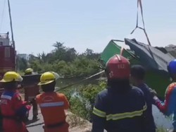 Odong-odong Angkut 15 Orang Tercebur ke Sungai di Surabaya, 5 Luka Serius