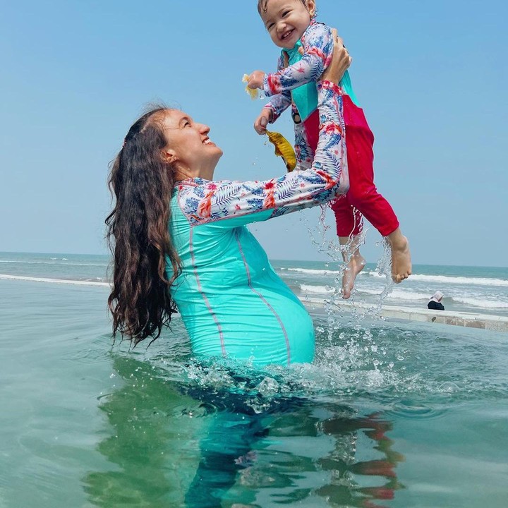 <p>Waktu persalinan yang semakin dekat, dengan baby bump&nbsp;yang semakin membesar tak menyurutkan semangat Nadine untuk bersenang-senang bersama sang putri, Nadi Djiwa Anggara. Dalam momen tersebut Nadine dan Djiwa terlihat mengenakan baju renang dengan warna dan motif yang serasi. (Foto: Instagram: @nadinelist)</p>