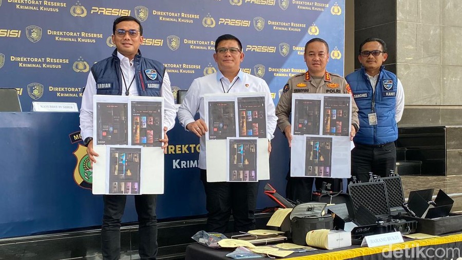 Polda Metro Jaya membongkar rumah produksi film porno di Jaksel.