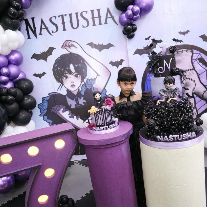 <p>"<em>Nastusha's 7th Birthday Playdate Party.</em> (Setiap foto enggak mau senyum karena katanya Wednesday gak pernah senyum," tulis Chelsea dalam akun Instgram-nya. (Foto: Instagram: @chelseaoliviaa)</p>