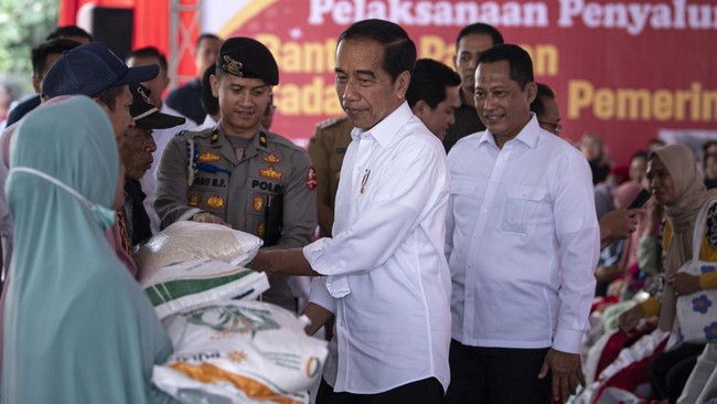 Jokowi menyebut kenaikan harga beras ini terjadi imbas kebijakan sejumlah negara yang memutuskan untuk menghentikan ekspor beras.