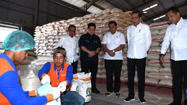 Jokowi membagikan bansos beras 10 kg kepada warga Bantul, DIY Selasa (30/1). Menurutnya, yang dibagikan beras premium.