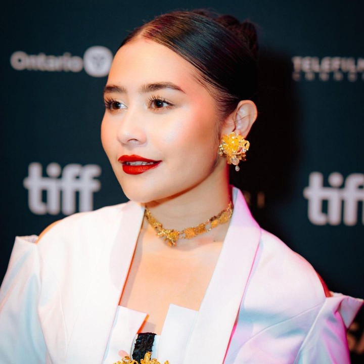 <p>Penampilan Prilly dalam potret tersebut pun mendapat banyak reaksi. Para penggemarnya pun memberika pujian karena merasa bangga. "Banggaaaaa sekaiii piyiiii!!!!!!!! Maa Syaa Allah," ujar akun fanbasenya, @info*****. (Foto: Instagram @prillylatuconsina96)<br /><br /><br /></p>