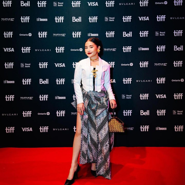 <p>Melalui media sosial Instagram pribadi, perempuan berusia 26 tahun ini bagikan momen saat berdiri di <em>red carpet</em> ajang bergengsi tersebut. Di sana, ia memadukan busana berunsur tradisional dan modern hingga terlihat begitu <em>stylish.</em> (Foto: Instagram @prillylatuconsina96)<br /><br /><br /></p>