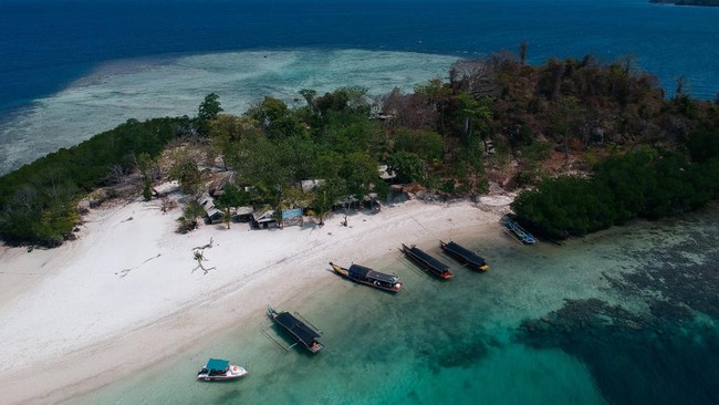 Pulau Pahawang, Lampung, dikenal akan keindahan alamnya yang menakjubkan. Tak jarang, banyak yang menyebut pulau ini sebagai Maladewa versinya Indonesia.