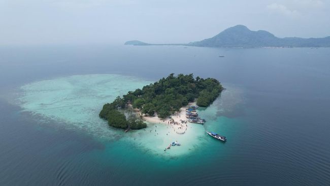 Kamu bisa menggunakan transportasi massal untuk datang ke Pulau Pahawang, terutama jika sudah tiba di Bandara Radin Inten II maupun Pelabuhan Bakauheni.